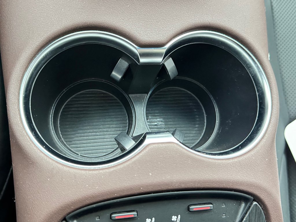 2023 Toyota Venza LIMITED AWD / PEA 20-07-27=100KM / LA TOTALE !!! / in Thetford Mines, Quebec - 60 - w1024h768px