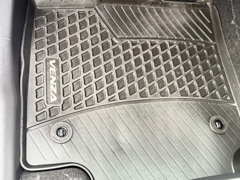 Toyota Venza LIMITED AWD / PEA 20-07-27=100KM / LA TOTALE !!! / 2023 à Thetford Mines, Québec - 41 - w1024h768px