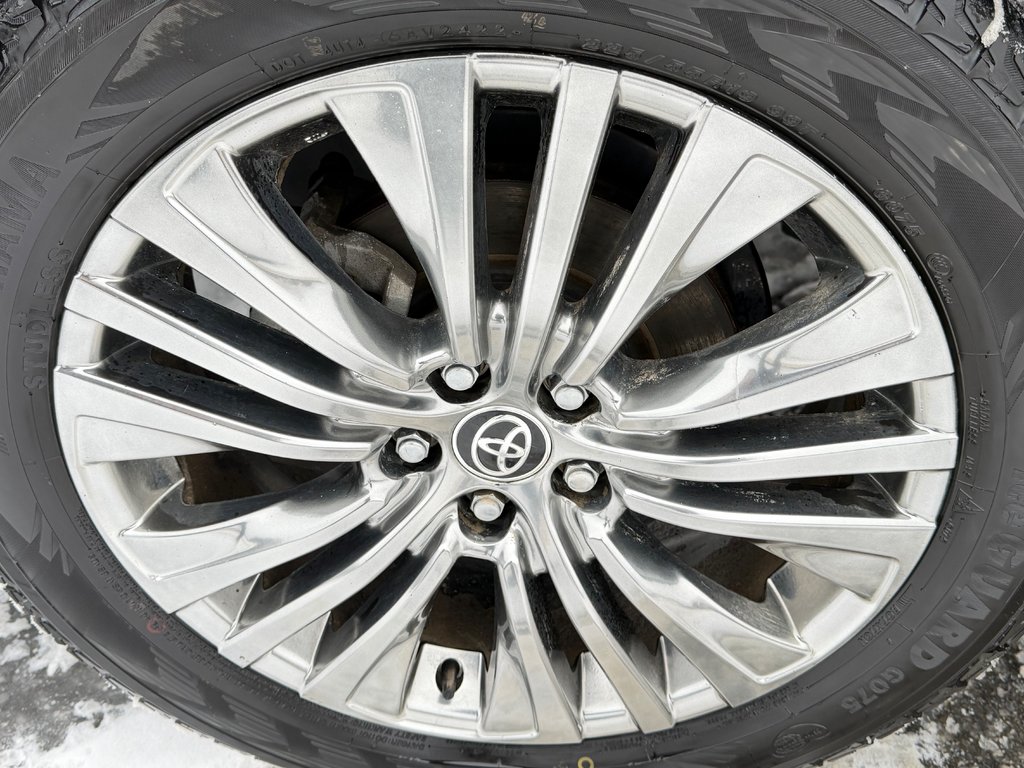 Toyota Venza LIMITED AWD / PEA 20-07-27=100KM / LA TOTALE !!! / 2023 à Thetford Mines, Québec - 17 - w1024h768px