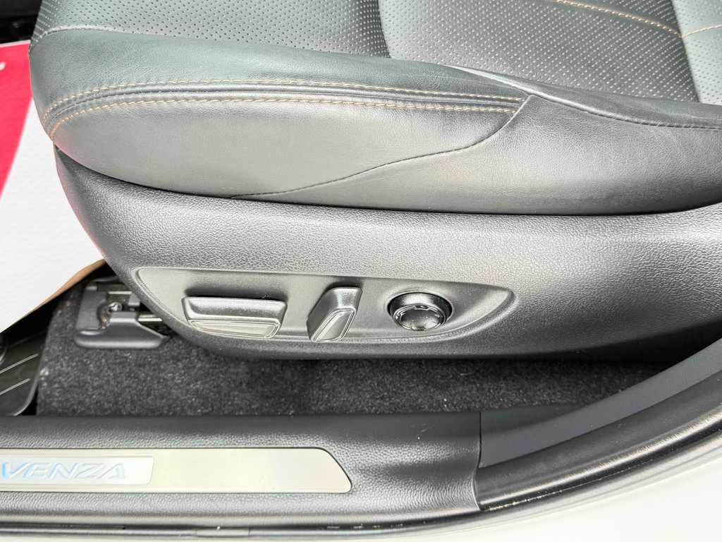 Toyota Venza LIMITED AWD / PEA 20-07-27=100KM / LA TOTALE !!! / 2023 à Thetford Mines, Québec - 36 - w1024h768px