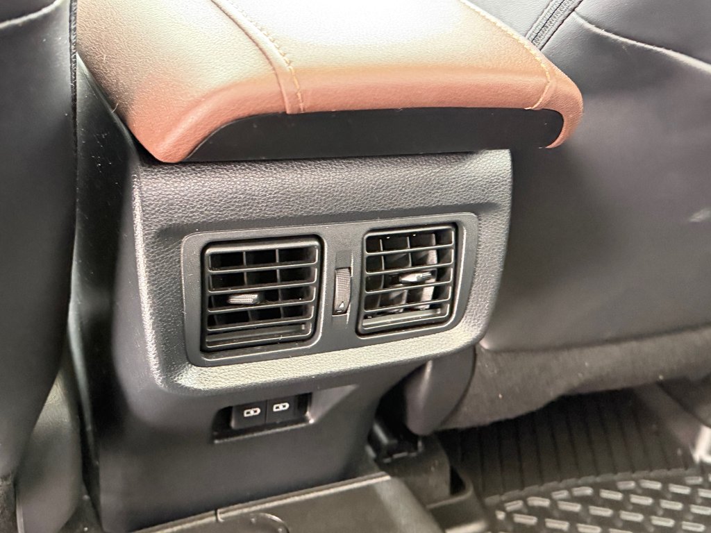 Toyota Venza LIMITED AWD / PEA 20-07-27=100KM / LA TOTALE !!! / 2023 à Thetford Mines, Québec - 63 - w1024h768px