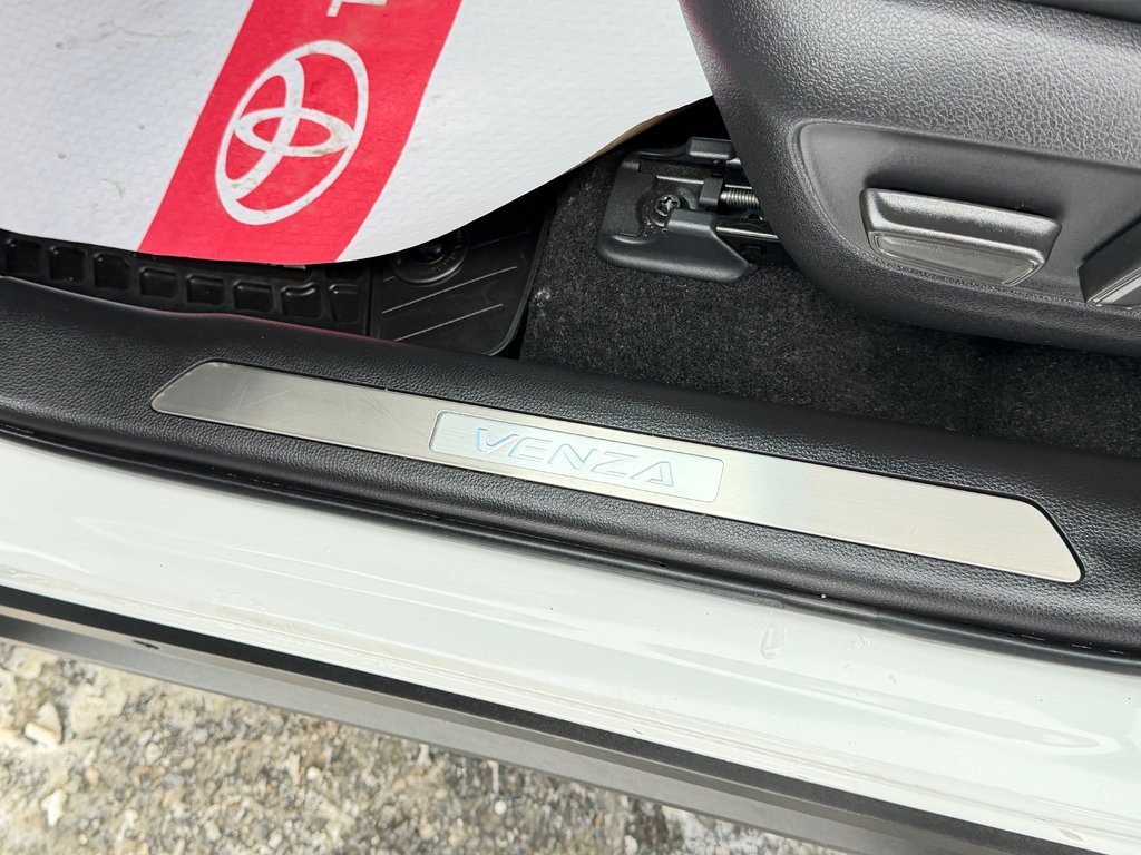 Toyota Venza LIMITED AWD / PEA 20-07-27=100KM / LA TOTALE !!! / 2023 à Thetford Mines, Québec - 35 - w1024h768px