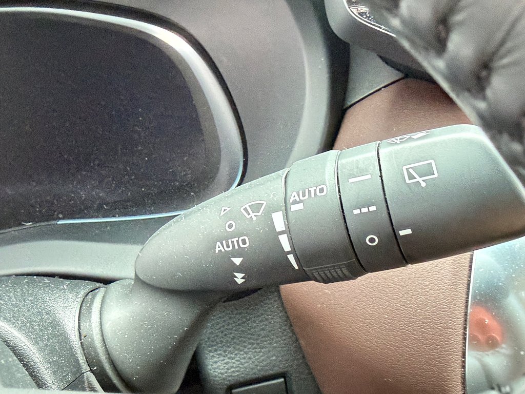 Toyota Venza LIMITED AWD / PEA 20-07-27=100KM / LA TOTALE !!! / 2023 à Thetford Mines, Québec - 45 - w1024h768px