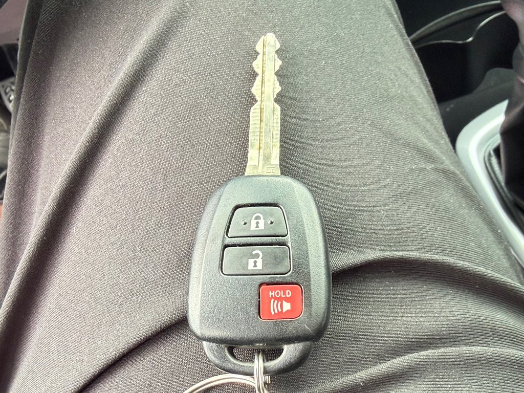 2016 Toyota Yaris LE / MANUELLE + AC / ULTRA ÉCONOMIQUE / in Thetford Mines, Quebec - 39 - w1024h768px