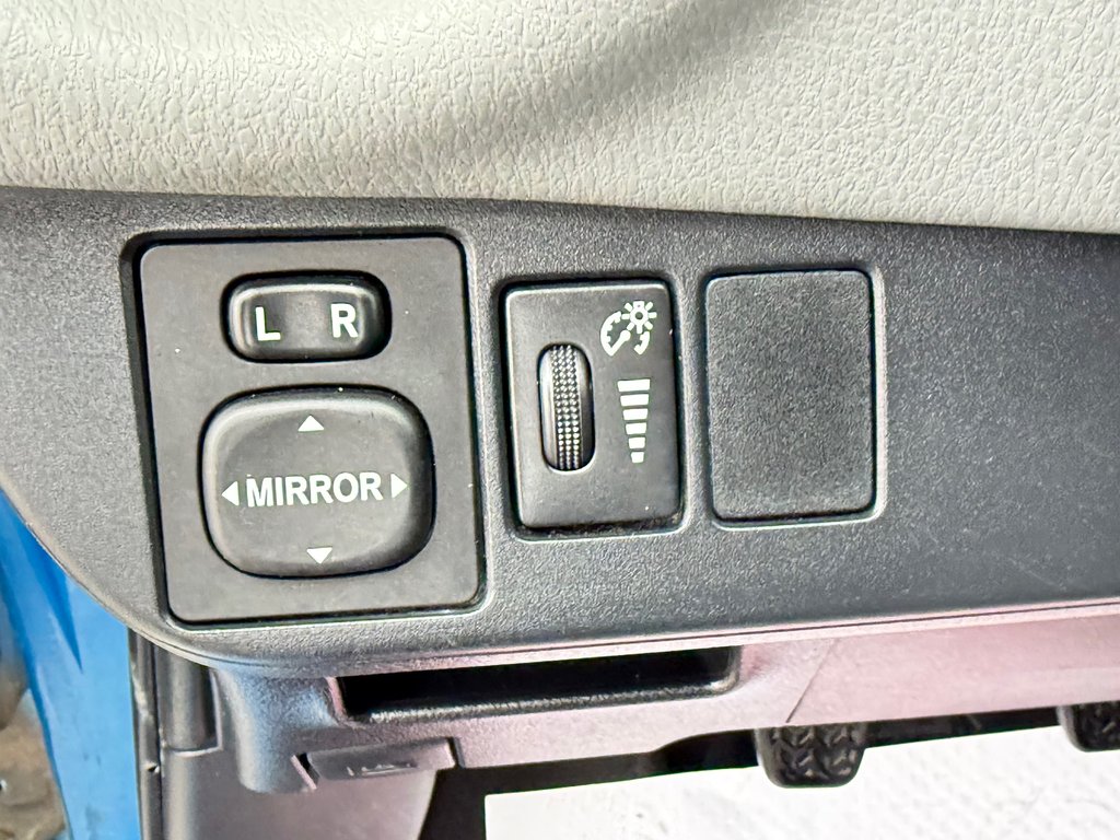 2016 Toyota Yaris LE / MANUELLE + AC / ULTRA ÉCONOMIQUE / in Thetford Mines, Quebec - 24 - w1024h768px