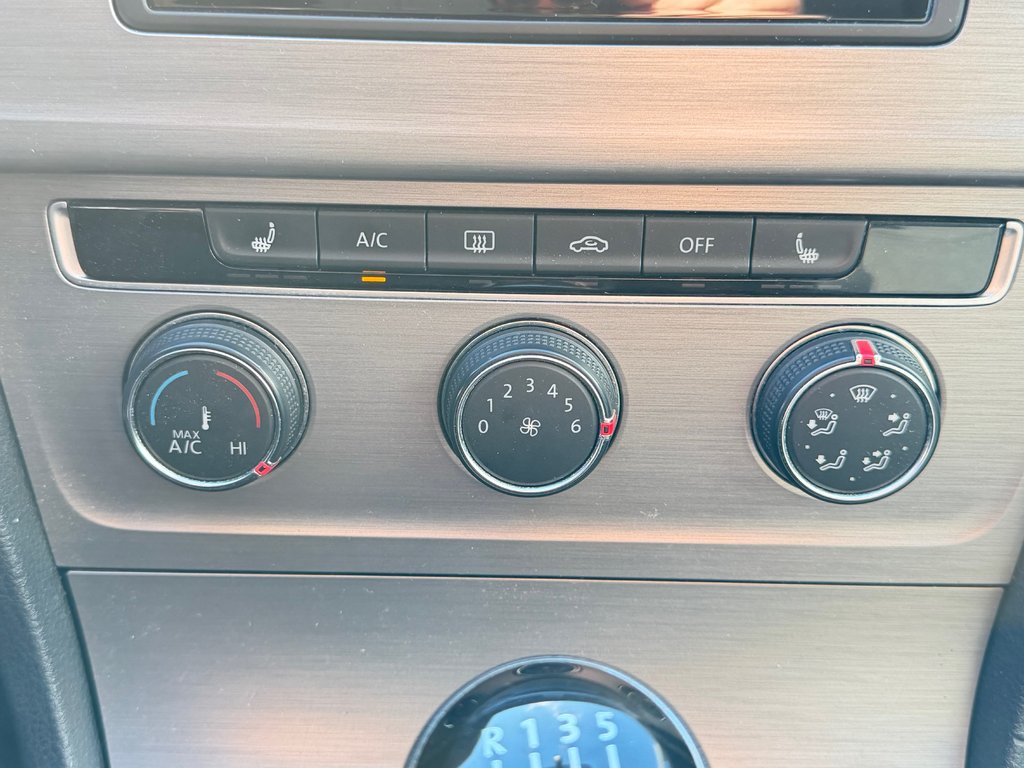 Volkswagen Golf TRENDLINE / MANUELLE / TURBO / MAGS / RABAISSÉ /VITRE TEINTÉE ET +++ / 2015 à Thetford Mines, Québec - 41 - w1024h768px