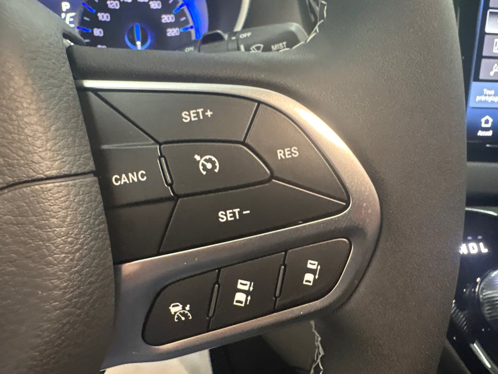 2027 Chrysler Grand Caravan SXT in Paspébiac, Quebec - 19 - w1024h768px