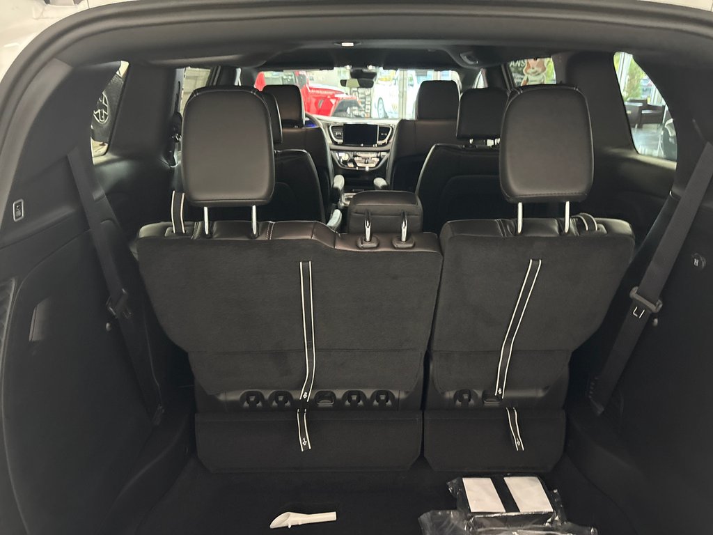 2027 Chrysler Grand Caravan SXT in Paspébiac, Quebec - 9 - w1024h768px