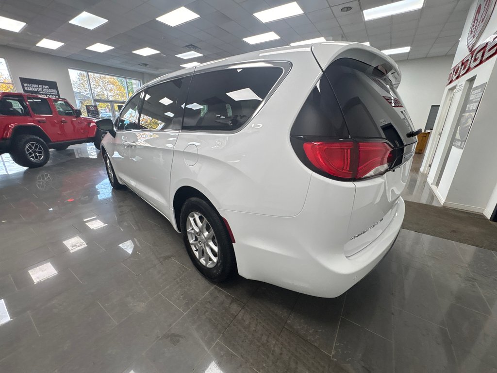 2027 Chrysler Grand Caravan SXT in Paspébiac, Quebec - 7 - w1024h768px