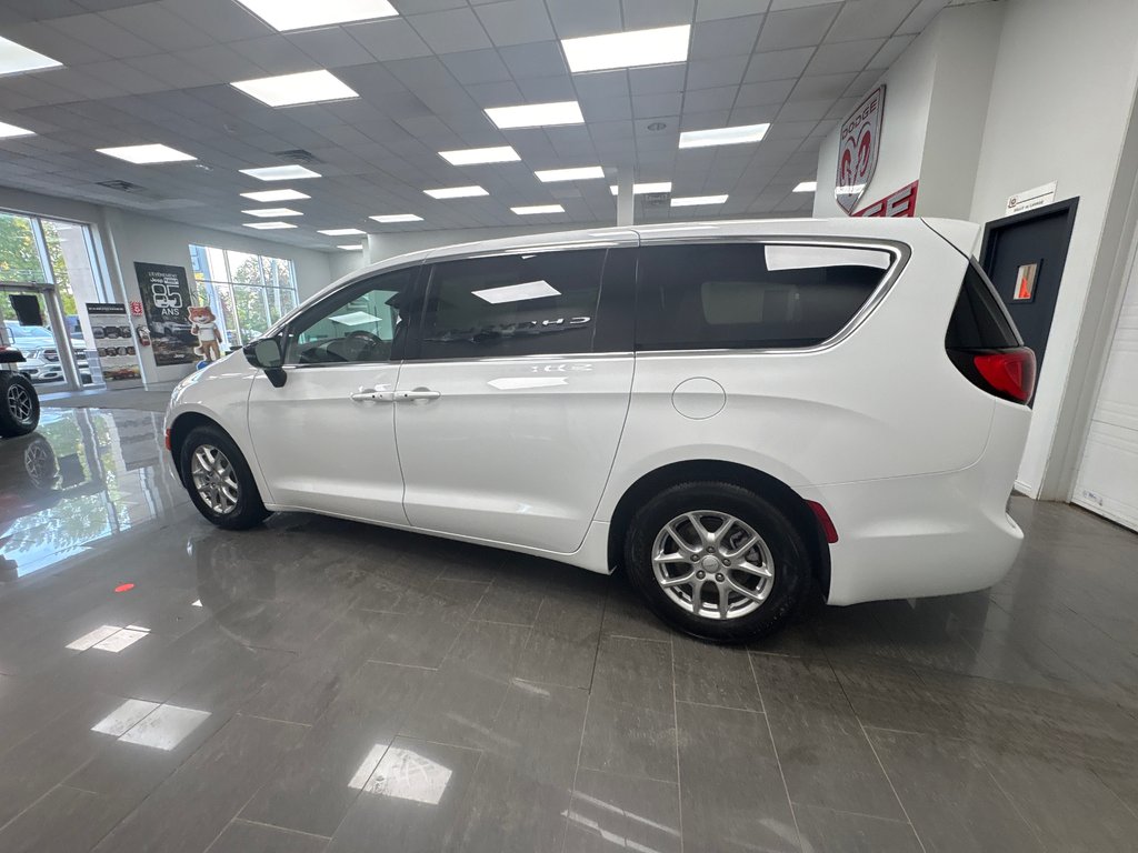 2027 Chrysler Grand Caravan SXT in Paspébiac, Quebec - 8 - w1024h768px