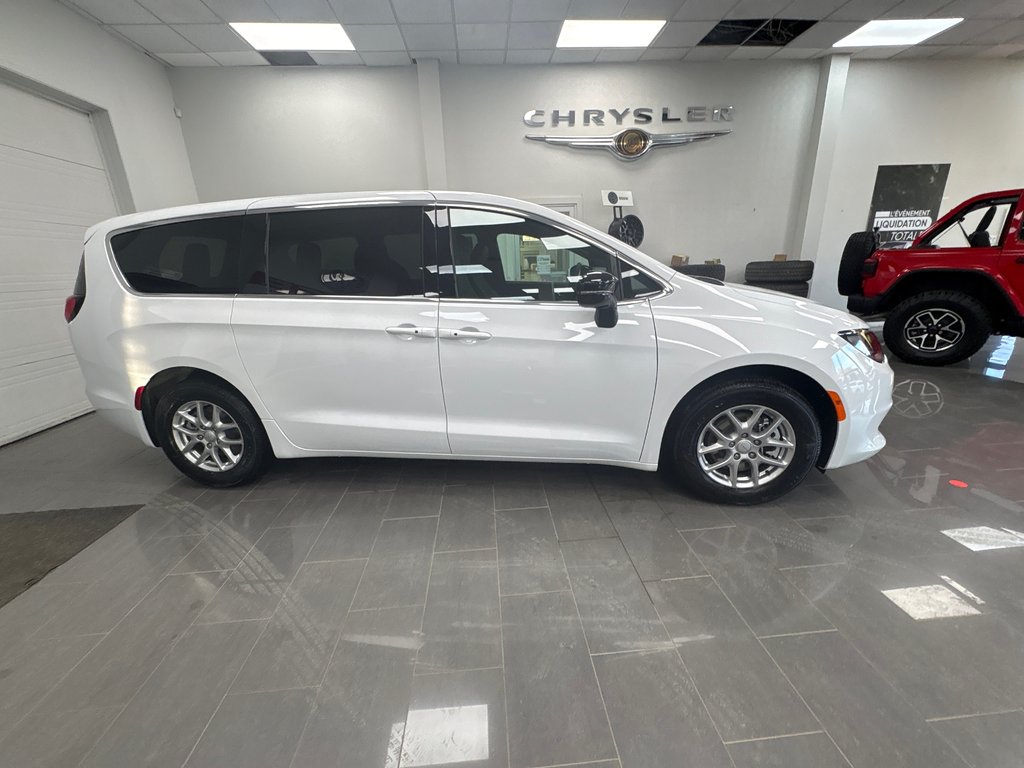 2027 Chrysler Grand Caravan SXT in Paspébiac, Quebec - 4 - w1024h768px
