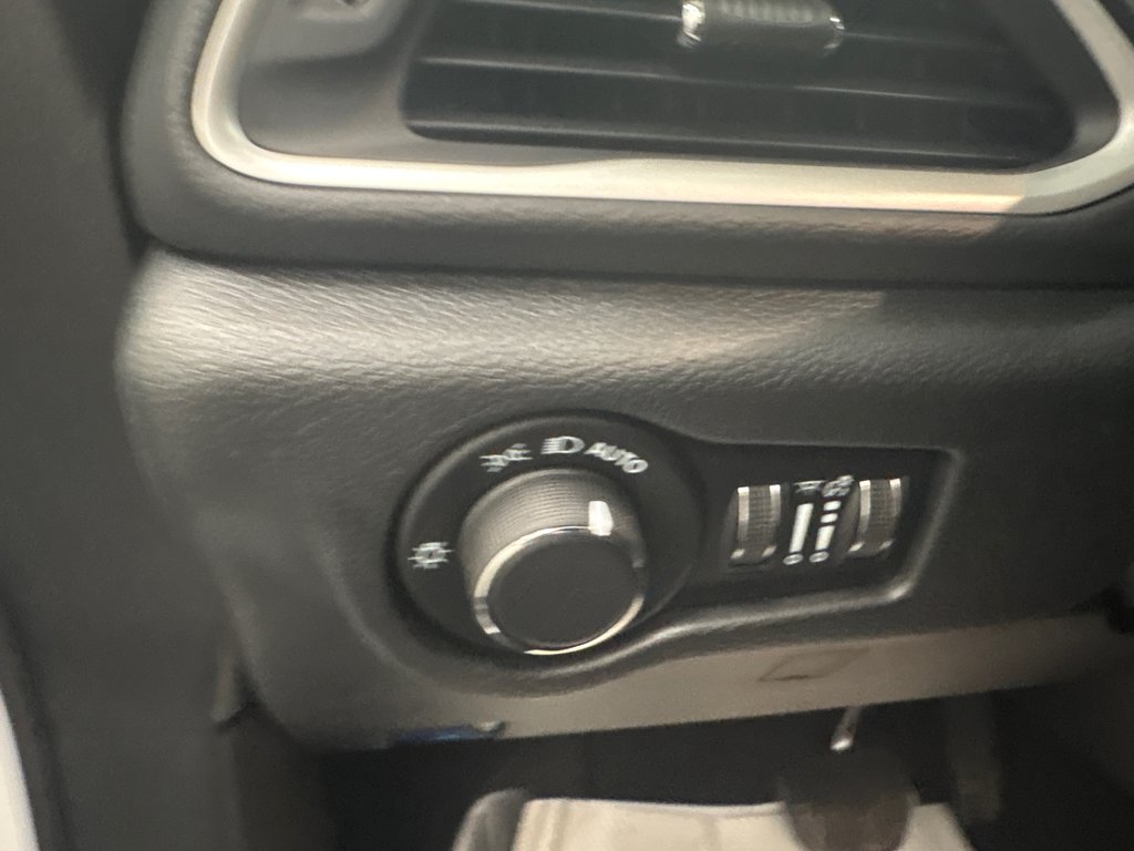 2027 Chrysler Grand Caravan SXT in Paspébiac, Quebec - 21 - w1024h768px