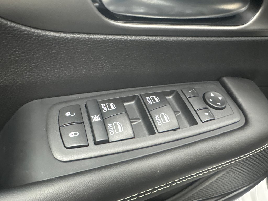 2027 Chrysler Grand Caravan SXT in Paspébiac, Quebec - 15 - w1024h768px