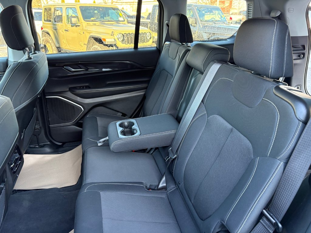 2022 Jeep Grand Cherokee L Laredo in Paspébiac, Quebec - 9 - w1024h768px