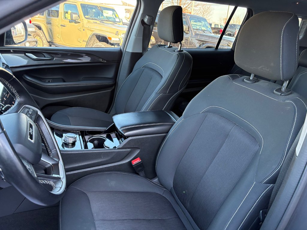 2022 Jeep Grand Cherokee L Laredo in Paspébiac, Quebec - 13 - w1024h768px