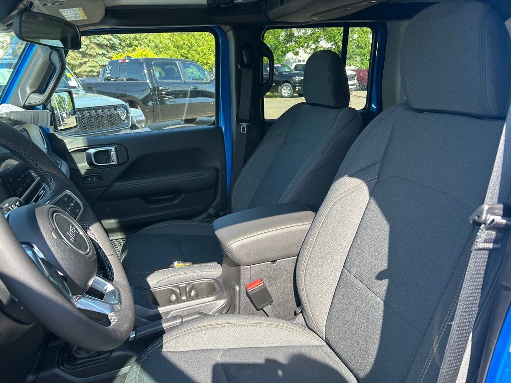 Jeep WRANGLER 4-Door SAHARA 2025 à Paspébiac, Québec - 11 - w1024h768px