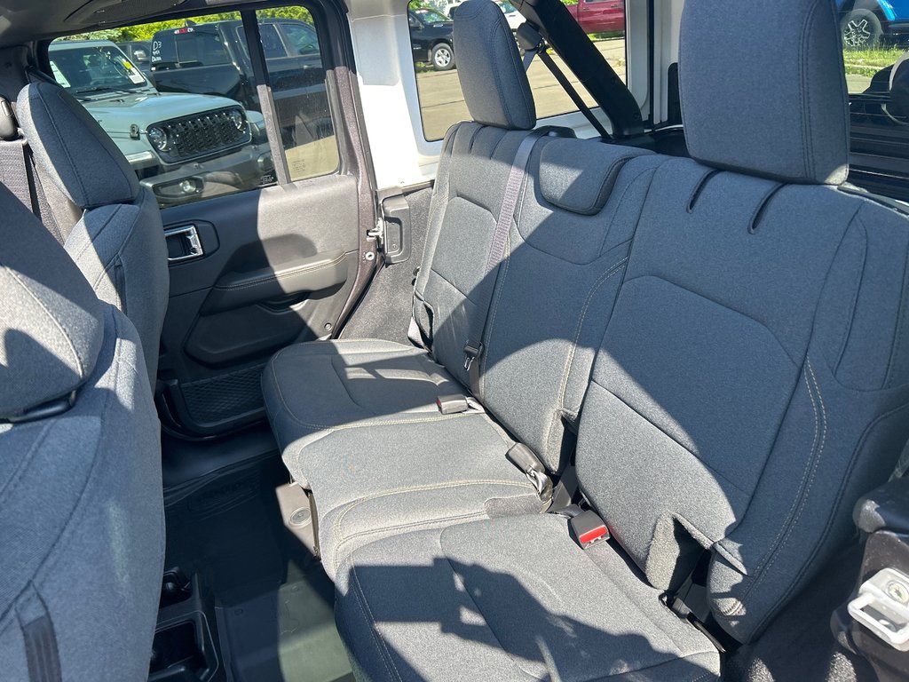 Jeep WRANGLER 4-Door SAHARA 2025 à Paspébiac, Québec - 11 - w1024h768px