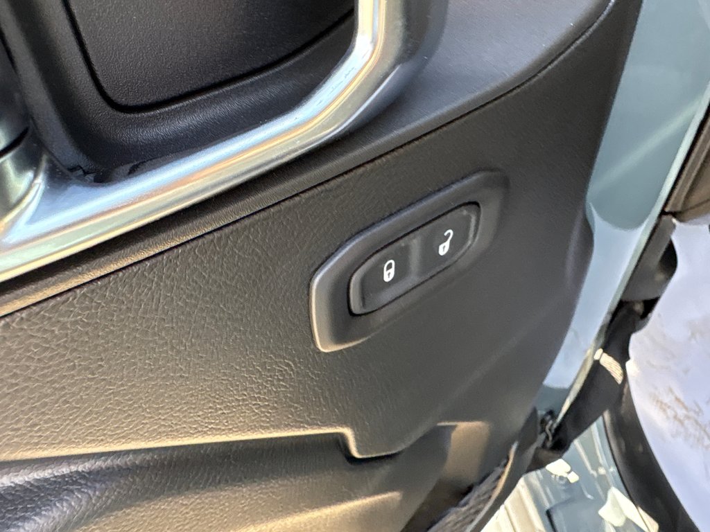 2025 Jeep WRANGLER 4-Door SPORT in Paspébiac, Quebec - 12 - w1024h768px