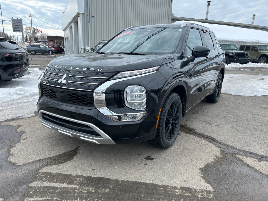 2023 Mitsubishi Outlander GT Premium in Paspébiac, Quebec - 1 - w1024h768px