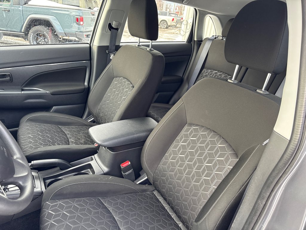 2023 Mitsubishi RVR ES in Paspébiac, Quebec - 11 - w1024h768px