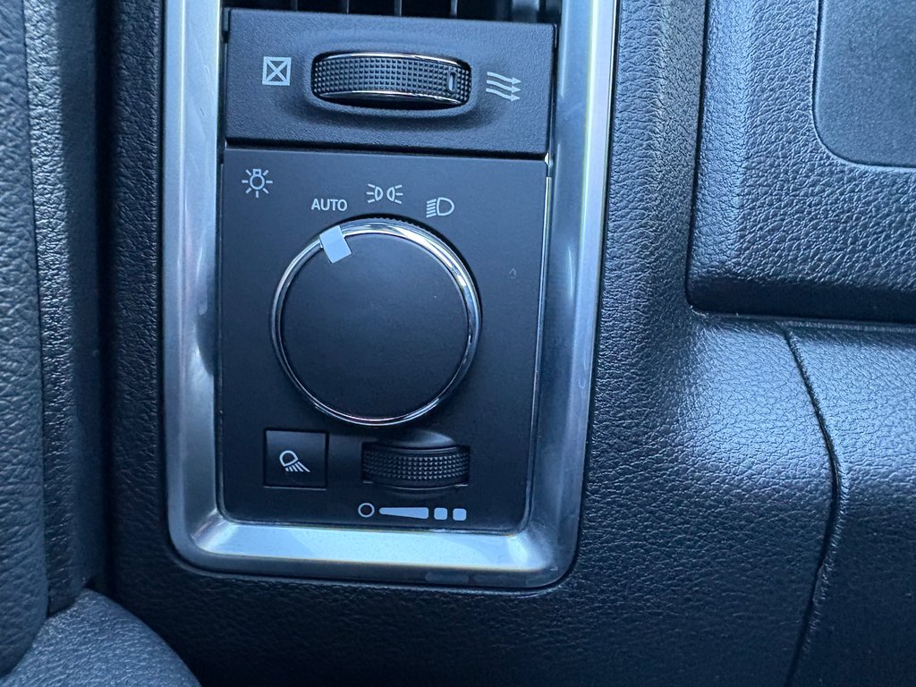 2021 Ram 1500 Classic Warlock in Paspébiac, Quebec - 18 - w1024h768px