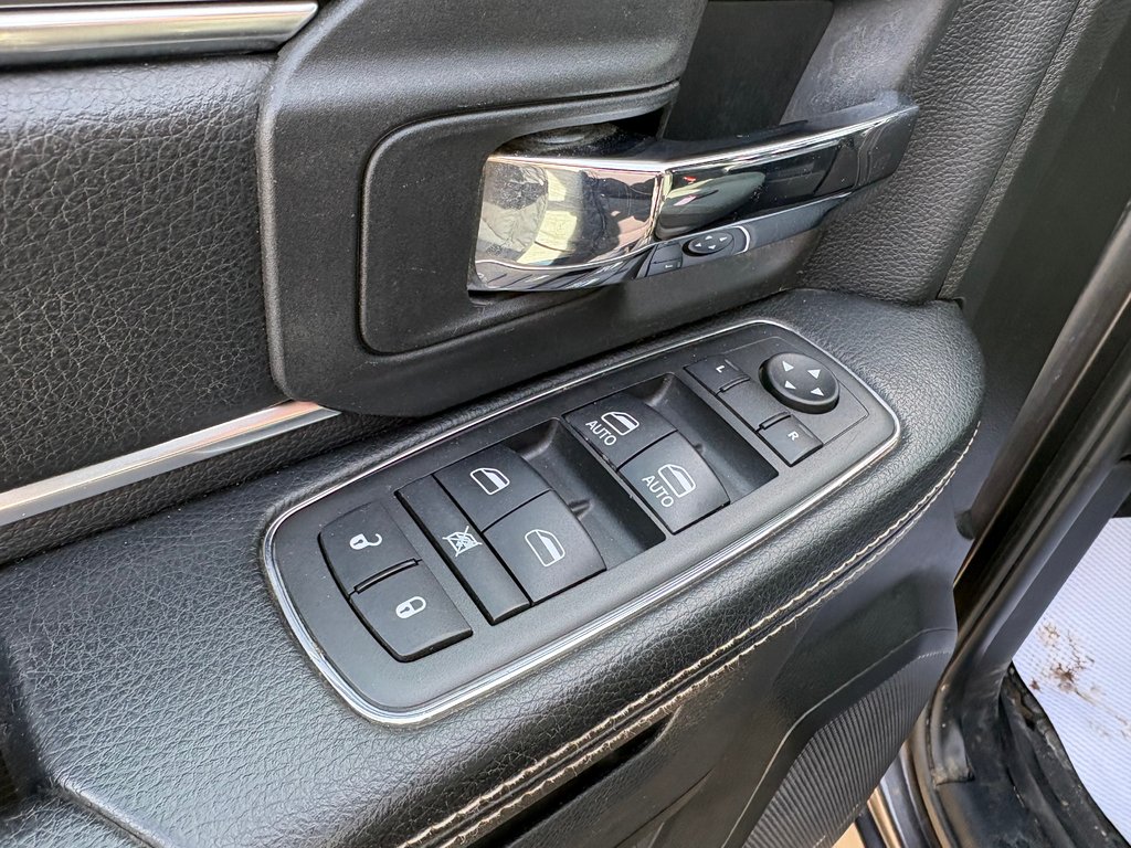 2021 Ram 1500 Classic Warlock in Paspébiac, Quebec - 13 - w1024h768px