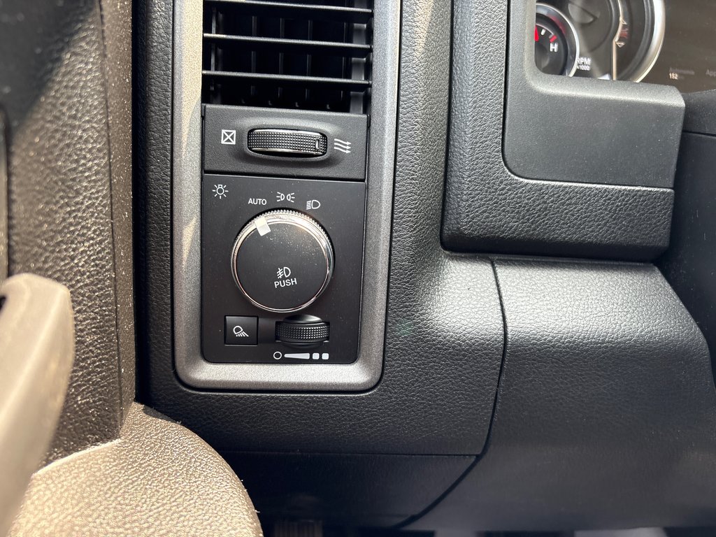 2022 Ram 1500 Classic Express in Chandler, Quebec - 17 - w1024h768px