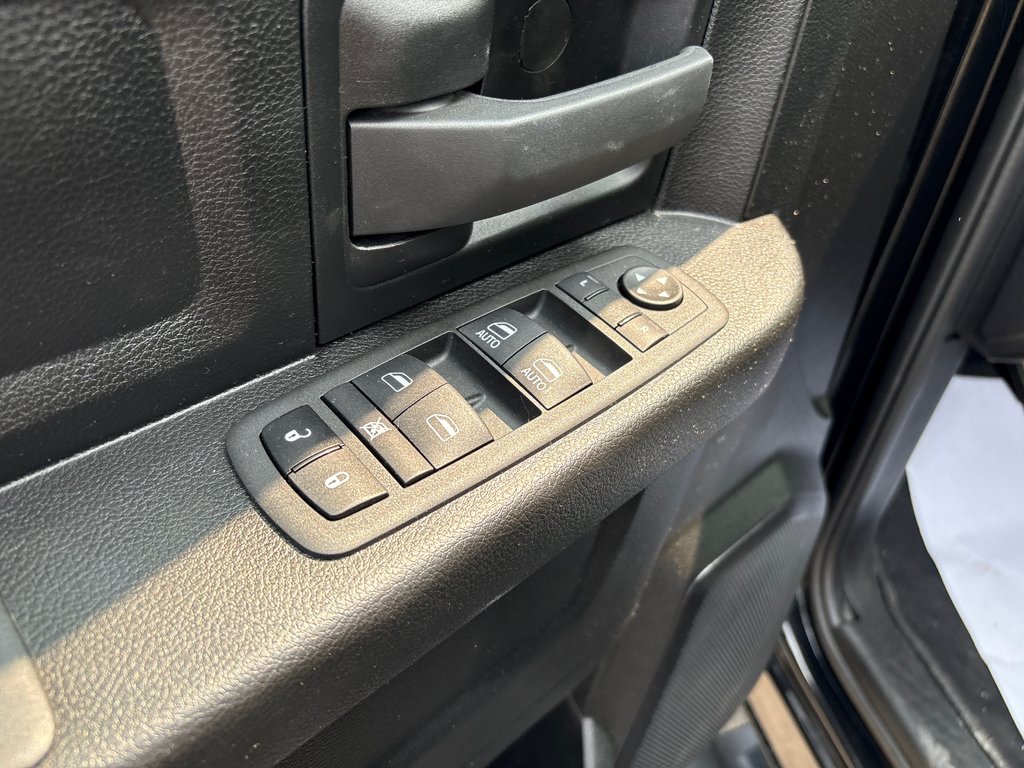 2022 Ram 1500 Classic Express in Chandler, Quebec - 11 - w1024h768px