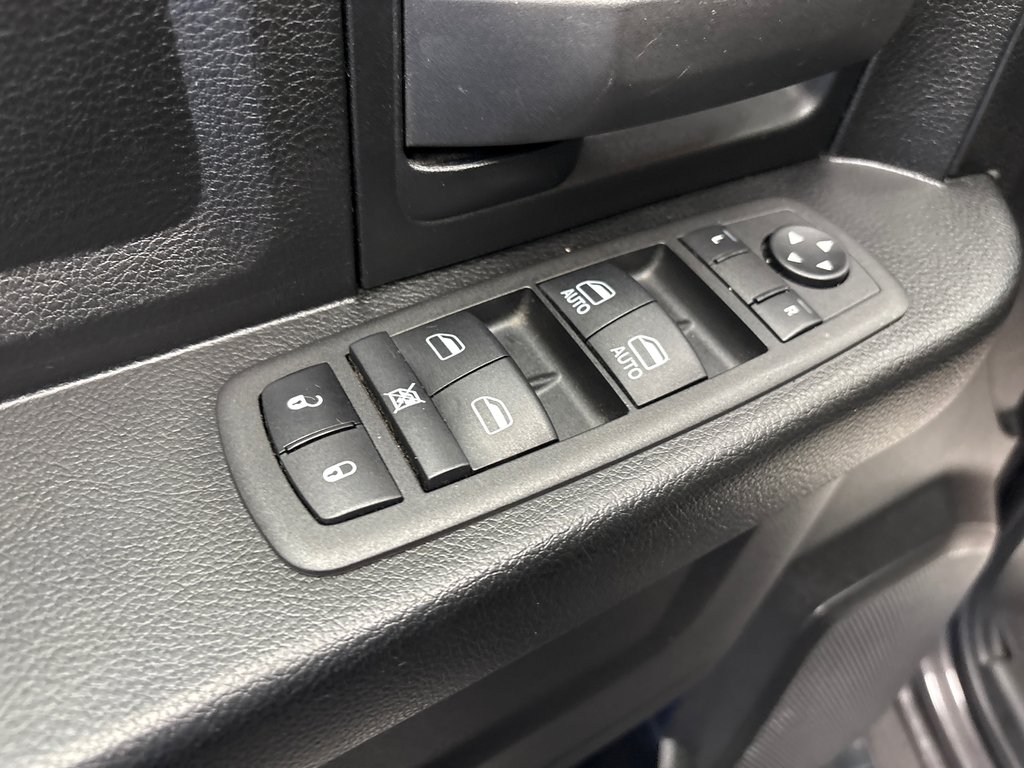 2022 Ram 1500 Classic Express in Paspébiac, Quebec - 13 - w1024h768px