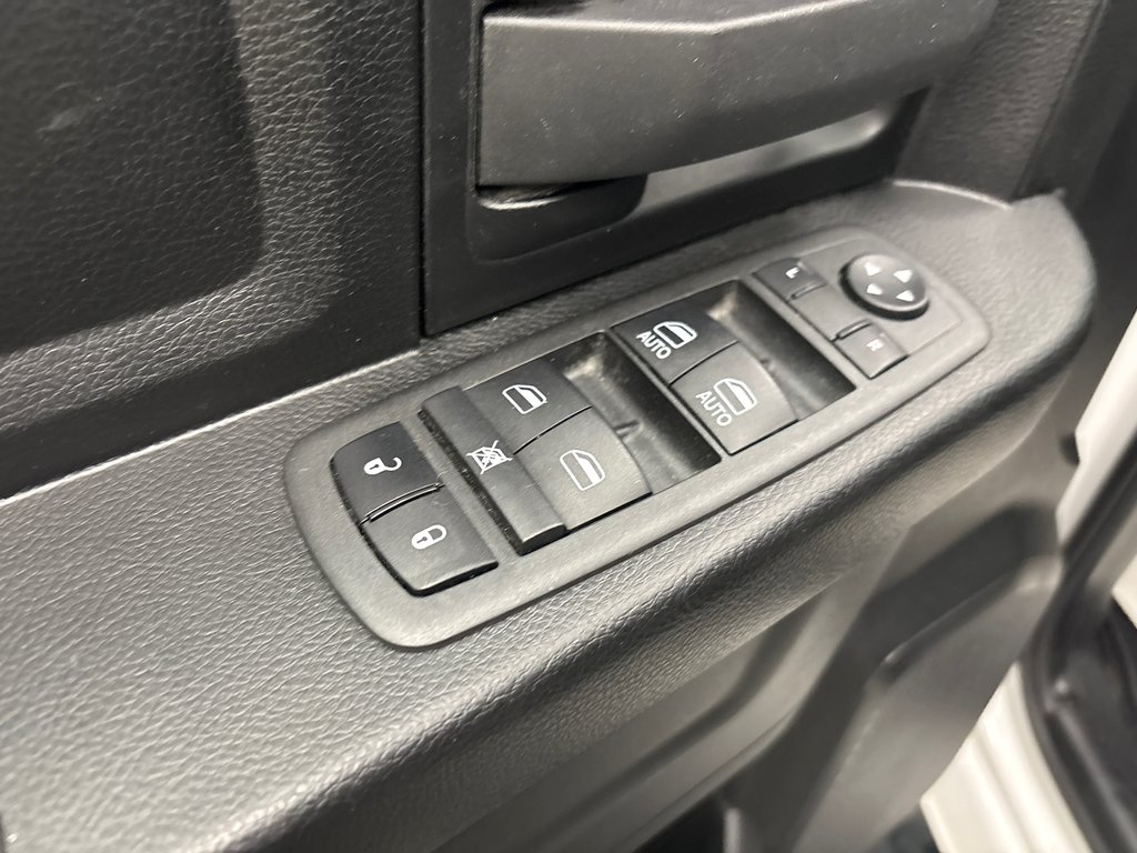 2022 Ram 1500 Classic Express in Paspébiac, Quebec - 14 - w1024h768px
