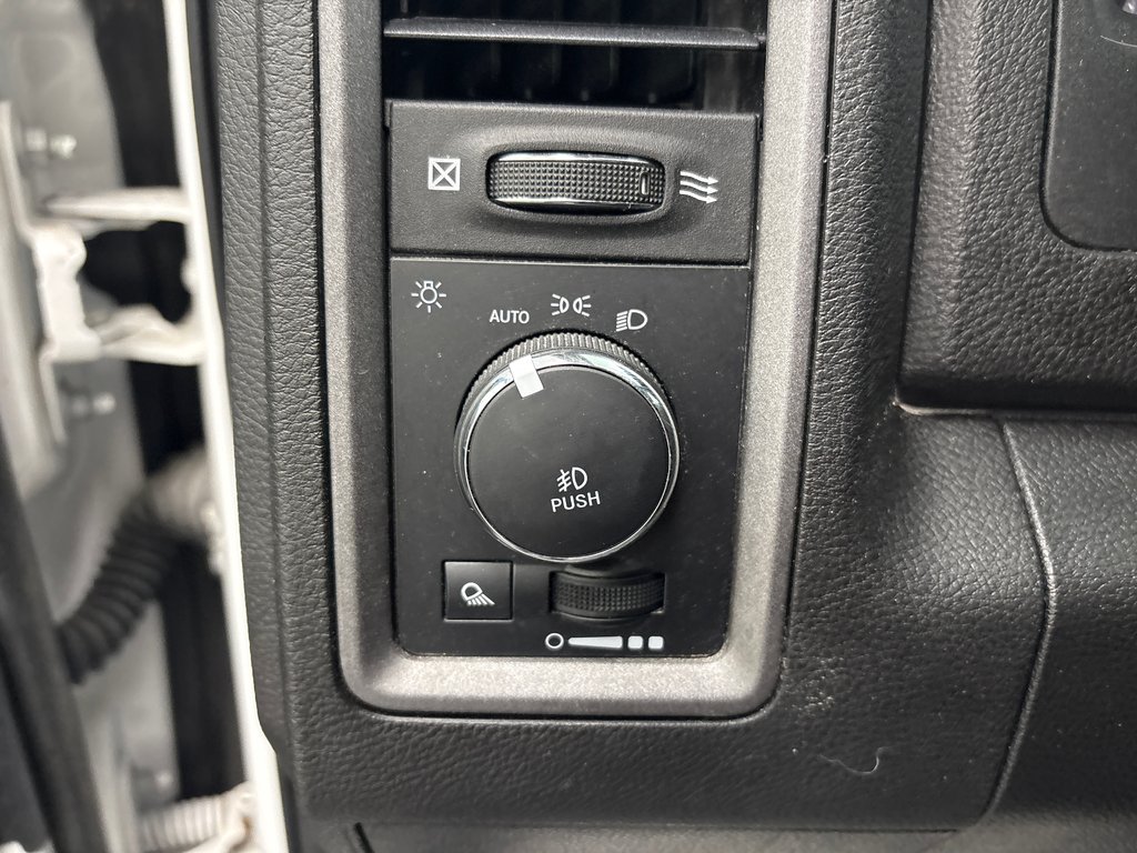 2022 Ram 1500 Classic Express in Paspébiac, Quebec - 20 - w1024h768px