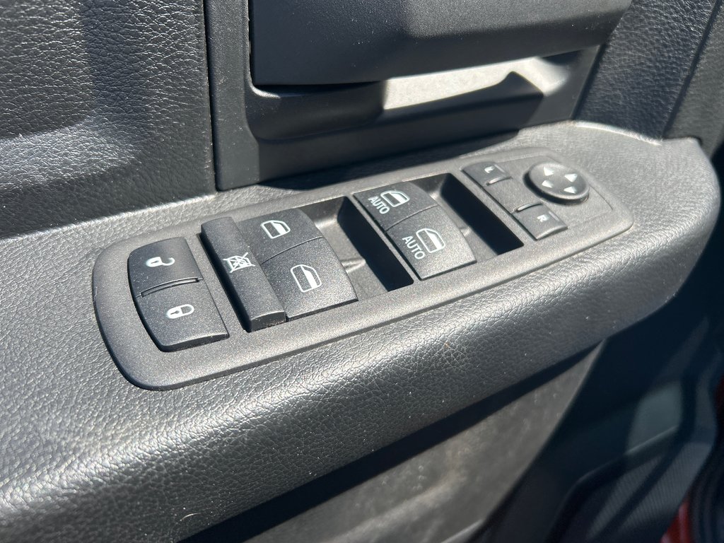 2023 Ram 1500 Classic Express in Chandler, Quebec - 14 - w1024h768px