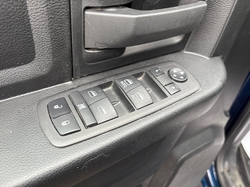 Ram 1500 Classic Tradesman 2023 à Paspébiac, Québec - 13 - w1024h768px