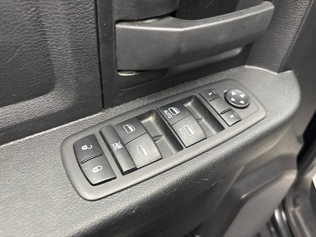 Ram 1500 Classic Express 2023 à Paspébiac, Québec - 12 - w1024h768px