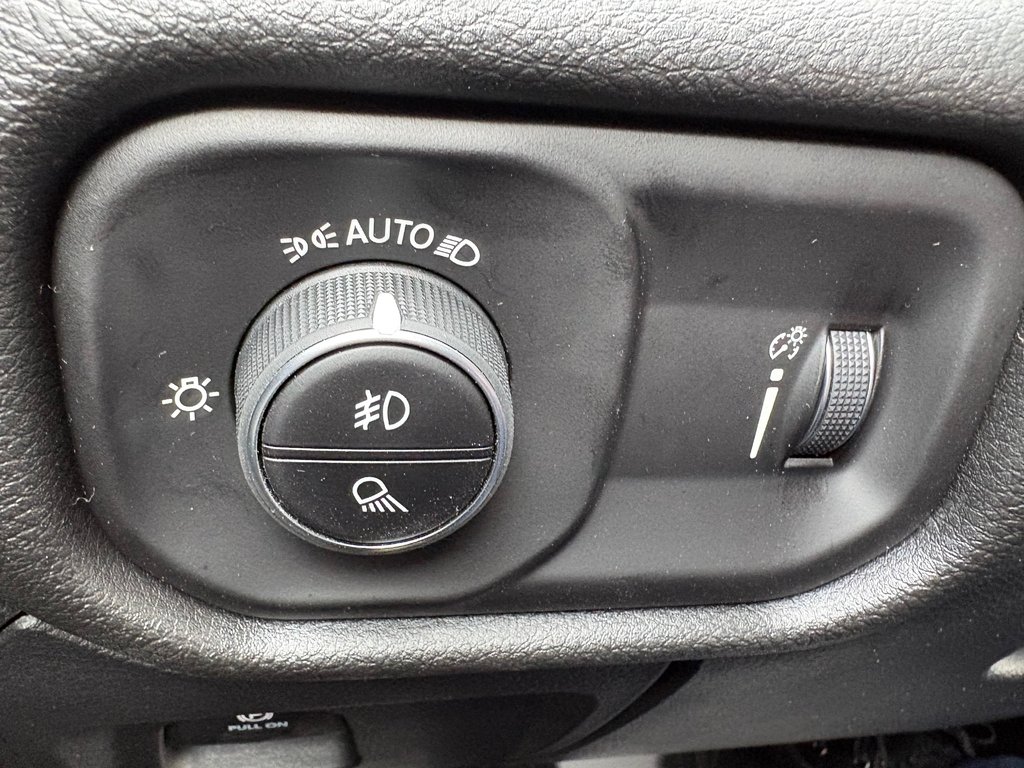 2026 Ram 1500 EXPRESS in Paspébiac, Quebec - 19 - w1024h768px