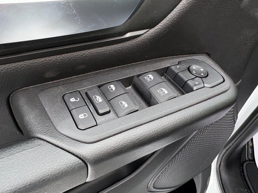 2026 Ram 1500 EXPRESS in Paspébiac, Quebec - 13 - w1024h768px