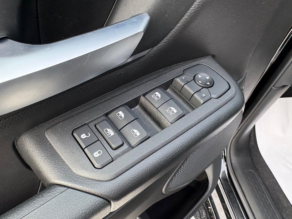 Ram 1500 EXPRESS 2026 à Paspébiac, Québec - 12 - w1024h768px