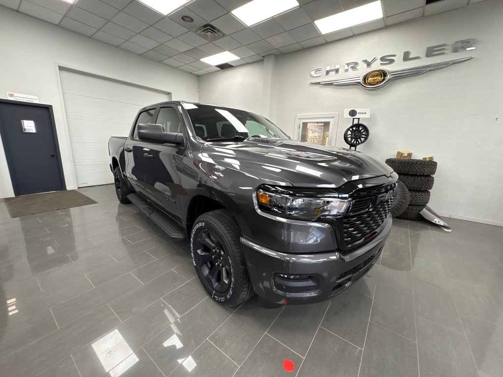 2026 Ram 1500 EXPRESS in Paspébiac, Quebec - 3 - w1024h768px