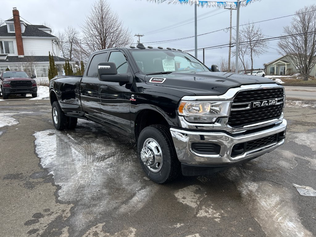 2024 Ram 3500 TRADESMAN in Paspébiac, Quebec - 3 - w1024h768px