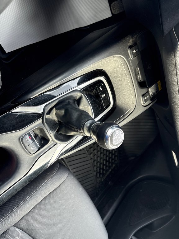 2020 Toyota Corolla Hatchback in Paspébiac, Quebec - 10 - w1024h768px