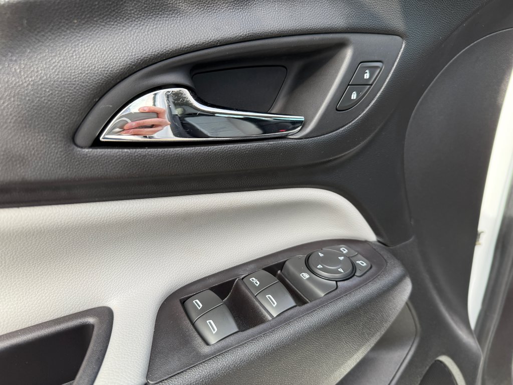 2018 Chevrolet Equinox LS in Drummondville, Quebec - 11 - w1024h768px