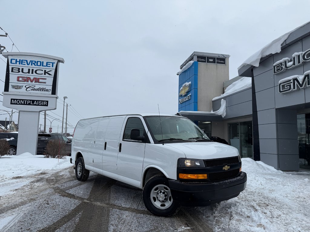 2022 Chevrolet Express Cargo Van LWB in Drummondville, Quebec - 1 - w1024h768px