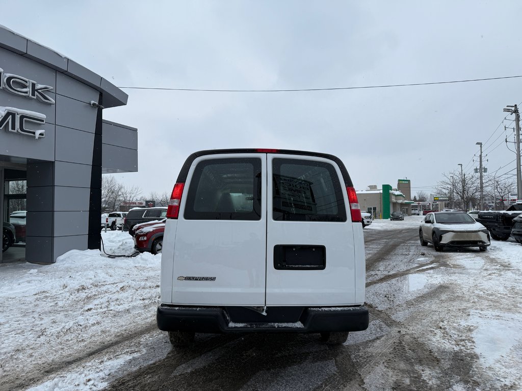 2022 Chevrolet Express Cargo Van LWB in Drummondville, Quebec - 4 - w1024h768px