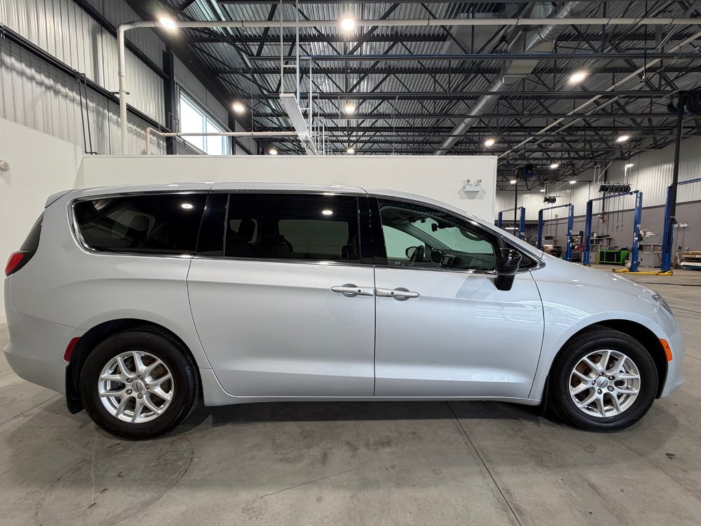 2024 Chrysler Grand Caravan SXT in Saint-Hyacinthe, Quebec - 4 - w1024h768px