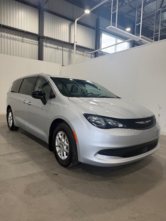 2024 Chrysler Grand Caravan SXT in Saint-Hyacinthe, Quebec - 3 - w1024h768px