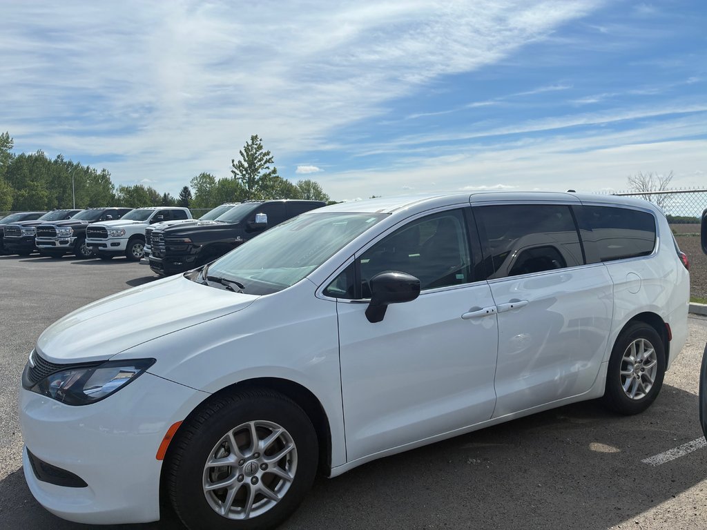 2024 Chrysler Grand Caravan SXT in Saint-Hyacinthe, Quebec - 1 - w1024h768px