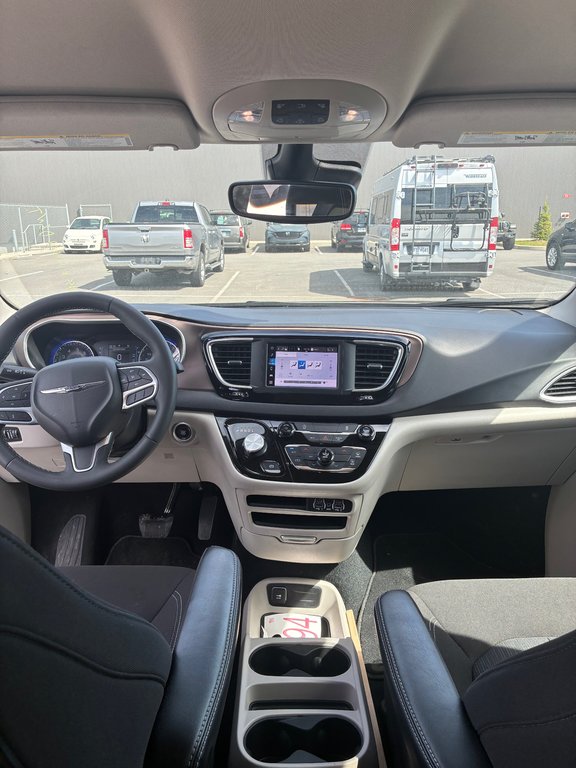 2024 Chrysler Grand Caravan SXT in Saint-Hyacinthe, Quebec - 6 - w1024h768px