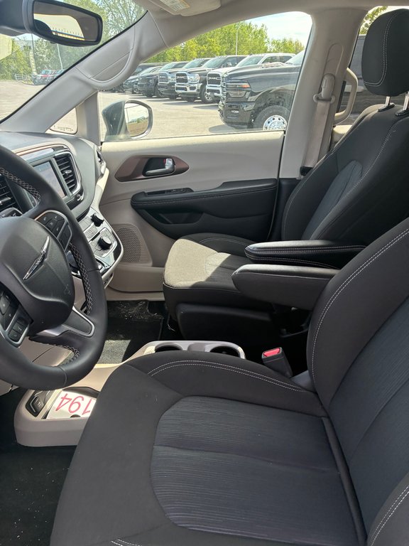 2024 Chrysler Grand Caravan SXT in Saint-Hyacinthe, Quebec - 7 - w1024h768px