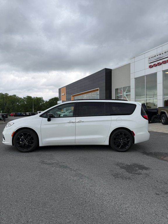 2025 Chrysler Pacifica Limited in Saint-Hyacinthe, Quebec - 3 - w1024h768px