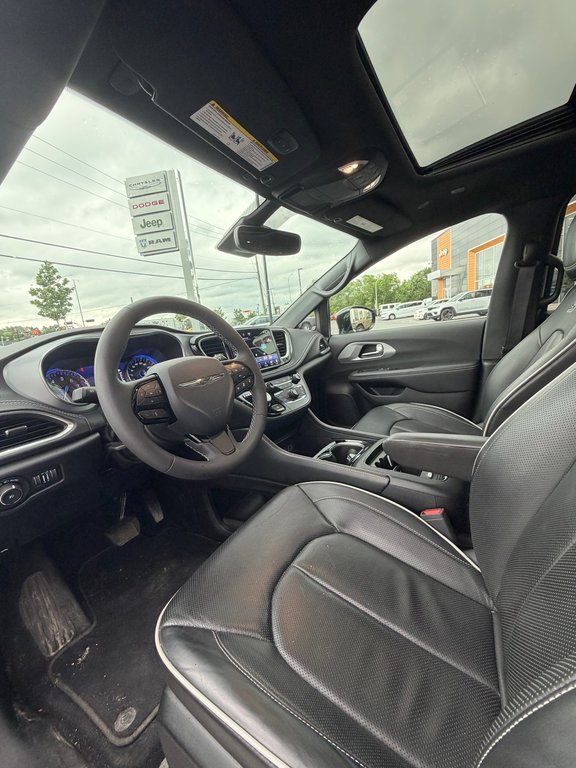 2025 Chrysler Pacifica Limited in Saint-Hyacinthe, Quebec - 6 - w1024h768px